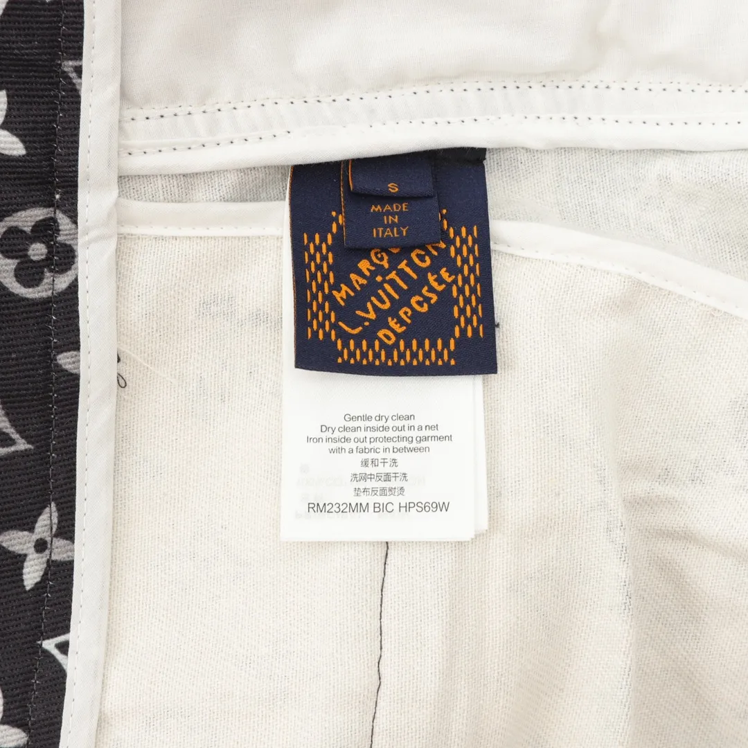 🅿️490 Louis Vuitton/Louis Vuitton all-over printed denim trousers MONOGRAM deconstructs denim workwear design with dynamic sports tailoring. A zip fastens the hood high on the collar, and it features front slant patch pockets and an elasticated hem. Monogram silicone embossed on yoke, pockets and sleeves conveys branding interest. Major celebrities and internet celebrities are vying for the model! It can be called the hottest style of the year! The first order is limited to 500 pieces, a blockbuster item! Sizr:XS-L